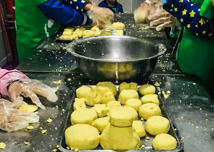 志愿者制作熊猫蛋糕